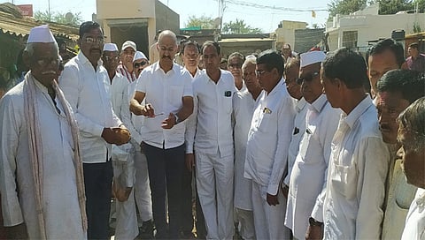 धुळे : मोघण येथे विविध विकासकामांचे भूमीपुजन व उद्घाटन करताना आ. कुणाल पाटील. समवेत पंचायत समिती सदस्य व ग्रामस्थ. (छाया: यशवंत हरणे)