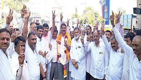 सिन्नर : जिल्हा मजूर फेडरेशनच्या संचालकपदी विजयी झाल्याबद्दल जल्लोष करताना भारत कोकाटे. समवेत माजी आमदार राजाभाऊ वाजे, उदय सांगळे, विजय कोकाटे, बंडूनाना भाबड, संजय काळे आदी.