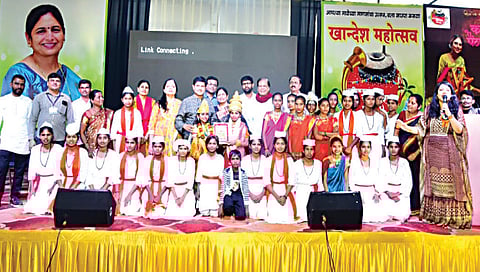 सिडको : खानदेश महोत्सवात विजेते विद्यार्थी. समवेत आमदार सीमा हिरे व मान्यवर.(छाया : राजेंद्र शेळके)