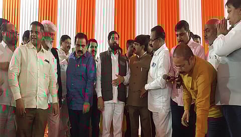 नागपूर - हिवाळी अधिवेशना दरम्यान मुख्यमंत्री एकनाथ शिंदे यांच्या उपस्थितीत प्रवेश करताना माजी शिक्षण मंडळ सदस्य बाबुराव आढाव समवेत पालकमंत्री दादा भुसे, आमदार सुहास कांदे, भाऊसाहेब चौधरी, अजय बोरस्ते, बंटी तिदमे आदी. मान्यवर.