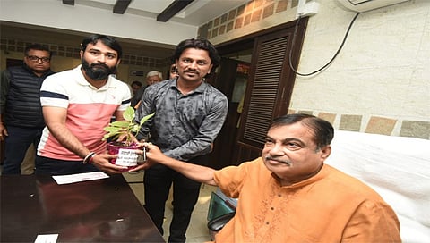 नागपूर : केंद्रीय मंत्री नितीन गडकरी यांच्या भेटीप्रसंगी मोहाडी सह्याद्री देवराईचे पदाधिकारी. (छाया : समाधान पाटील)