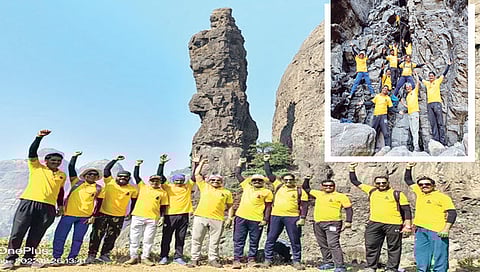 इगतपुरी : नळीच्या वाटेने हरिश्चंद्रगडावर चढाई करताना गिर्यारोहक.