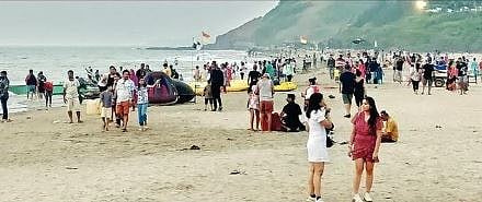 गोव्यातील समुद्र किनारे पर्यटकांनी बहरले