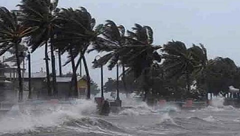 तामिळनाडू, आंध्र किनार्यावर उद्या चक्रीवादळ धडकणार