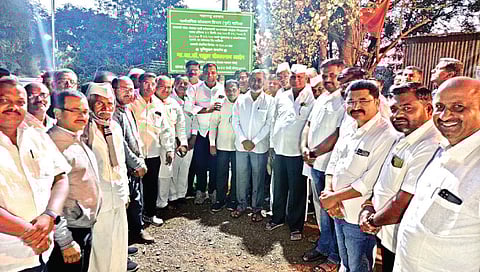 चांदवड : वडनेरभैरव गावासाठी जांबुटके धरणावरून येणार्या स्वतंत्र पाणीपुरवठा योजनेचे भूमिपूजन करताना आ. डॉ. राहुल आहेर,
डॉ. आत्माराम कुंभार्डे, मनोज शिंदे, सरपंच सुनील पाचोरकर, उपसरपंच योगेश साळुंके, संजय पाचोरकर आदी. (छाया : सुनील थोरे)