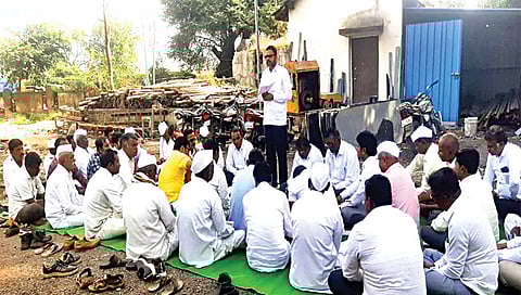 चांदवड : बाजार समितीच्या आगामी निवडणुकीच्या पार्श्वभूमीवर आयोजित बैठकीत बोलताना तालुकाध्यक्ष डॉ. सयाजीराव गायकवाड. समवेत उपस्थित पदाधिकारी, कार्यकर्ते. (छाया : सुनील थोरे)
