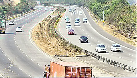 नाशिक : खासगी चारचाकीत प्रवाशांची वाहतूक जोरात