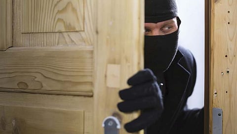 Nashik Crime : खिडकीवाटे दरवाजा उघडून तीन मोबाइलसह रोकड लांबवली