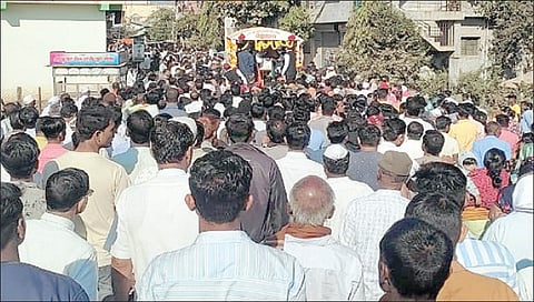 सटाणा : जायखेडा येथे वीर जवान सारंग अहिरे यांच्या अंत्यसंस्काराप्रसंगी उपस्थित जनसमुदाय.