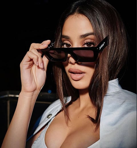 Janhvi Kapoor : Hot ?; मोकळे केस, व्हाईट शॉर्ट अन् जान्हवी अंधारात (video)