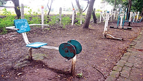 सिडको : उद्यानातील खेळण्यांची झालेली चोरी.