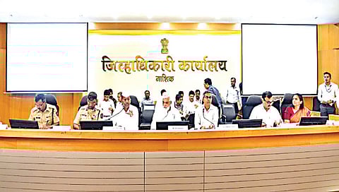 नाशिक : जिल्हा नियोजन वार्षिक योजनेच्या बैठकीत बोलताना पालकमंत्री दादा भुसे. समवेत ना. नरहरी झिरवाळ व अधिकारी.