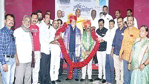 सिन्नर : डॉ. डी. एल. कराड, किरण भावसार यांचा नागरी सत्कार करताना अनिल सरवार, हरिभाऊ तांबे, दत्ता वायचळे, अॅड. जयसिंग सांगळे आदी.