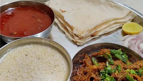 मुंबई : मटणाच्या रश्शावरून पोलिसाला कोंडून मारले