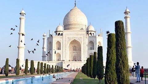 Covid Restrictions : ताजमहालला येणाऱ्या पर्यटकांसाठी कोरोना चाचणी सक्तीची