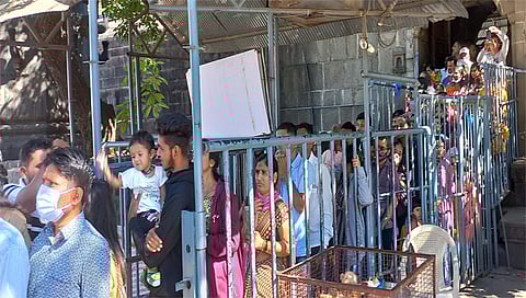 त्र्यंबकेश्वर : दर्शनासाठी आलेल्या भाविकांच्या लांबच लांब रांगा लागल्या असून त्यामध्ये मास्क वापरणा-यांची संख्या तुरळक दिसून येत आहे. (छाया: देवयानी ढोन्नर)