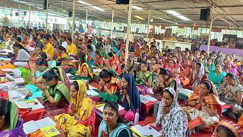 दिंडोरी : देशभरातील समर्थ केंद्रावर भाविक, सेवेकरी महिला पुरुषांनी श्री गुरुचरित्र पारायण व इतर सेवेत विक्रमी संख्येने हजेरी लावली. (छाया - समाधान पाटील)