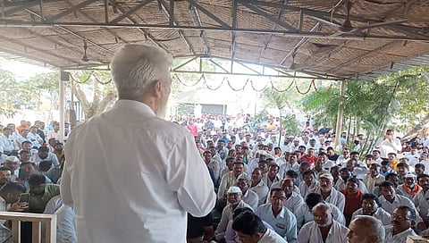 मालेगाव : येथील संपर्क कार्यालयात पदाधिकारी व कार्यकर्त्यांच्या बैठकीत बोलताना पालकमंत्री दादा भुसे.