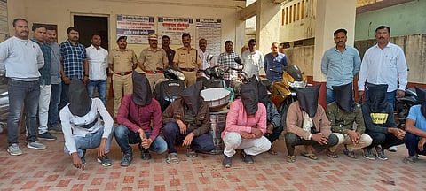 धुळे : कुख्यात गुन्हेगारांची मिरवणूक काढणाऱ्यांना ताब्यात घेताना पोलीस.