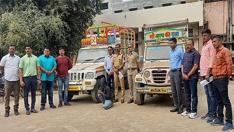 धुळे : वाहनचोरी करणा-या अट्टल गुन्हेगारासह पिकअप वाहन जप्त करताना स्थानिक गुन्हे अन्वेषण शाखा पथक. (छाया: यशवंत हरणे)