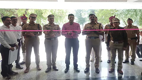 धुळे : पोलीस प्रशिक्षण केंद्राचे उद्घाटन करताना जिल्हाधिकारी जलज शर्मा. (छाया: यशवंत हरणे)