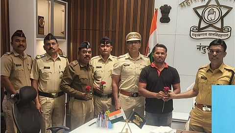 नंदुरबार : रिक्षा चालकाचा असाही प्रामाणिकपणा; ९६ हजारांचा ऐवज प्रवाशाला केला परत