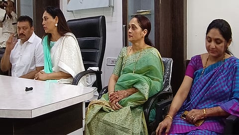 डॅा. रेखा चौधरी उपक्रमाबद्दल माहिती देताना. व्यासपीठावर समवेत त्यांचे बंधू माजी आमदार शिरीष चौधरी, नगरसेविका अनिता चौधरी, हिरा प्रतिष्ठान संस्थेच्या संचालिका वंदना चौधरी. (छाया: योगेन्द्र जोशी)