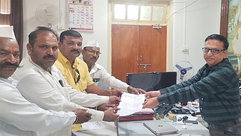 नाशिकरोड: नानेगाव बससेवा सुरु करण्याबाबतचे निवेदन वाहतूक नियंत्रण अधिकारी अरुण सिया यांना देताना राष्ट्रवादी युवक काँग्रेसचे पदाधिकारी. (छाया: उमेश देशमुख)