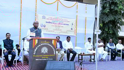 पिंपळगाव बसवंत : लोकजागर कार्यक्रमात मार्गदर्शन करताना मविप्र संस्थेचे सरचिटणीस अॅड. नितीन ठाकरे. समवेत मान्यवर. (छाया : हेमंत थेटे)