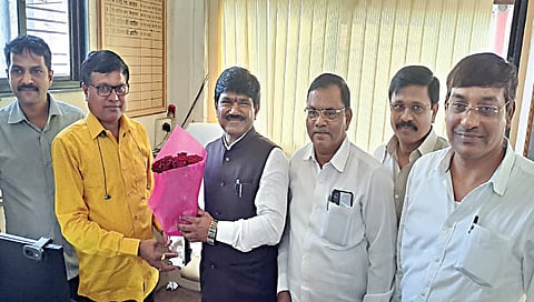 निफाड : कारखान्याचा प्रत्यक्ष ताबा बी. टी. कडलग कन्स्ट्रक्शन कंपनीकडे हस्तांतरणाप्रसंगी खासदार हेमंत गोडसे, बी. टी. कडलग, जिल्हा बँकेचे मुख्य कार्यकारी अधिकारी शैलेश पिंगळे, धनवटे आदी.