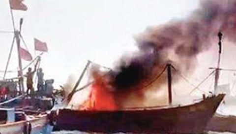 भर समुद्रात नौका पेटली; एक खलाशी जखमी