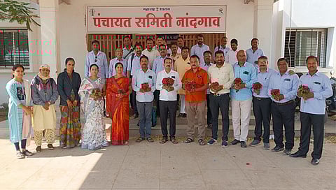 नांदगाव तालुका ग्रामसेवक युनियनच्या नवीन कार्यकारीणी नियुक्ती झाल्यानंतर आनंदोत्सव साजरा करताना नवनियुक्त पदाधिकारी व सदस्य. ( छाया: सचिन बैरागी )