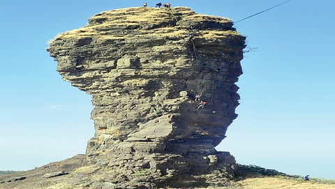 आंतरराष्ट्रीय पर्वत दिन : महाराष्ट्र गिर्यारोहण महासंघ अन् टीम पॉइंटची यशस्वी चढाई