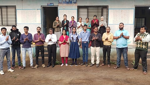 पिंपळनेर : जिल्हा क्रीडा परिषद कार्यालय व क्रीडा परिषद यांच्या संयुक्त विद्यमाने आयोजित मैदानी स्पर्धेत विजयी खेळाडूंचा सत्कार करताना क्रीडाशिक्षक. (छाया: अंबादास बेनुस्कर)