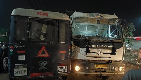 पोलीस वाहनाचा अपघात