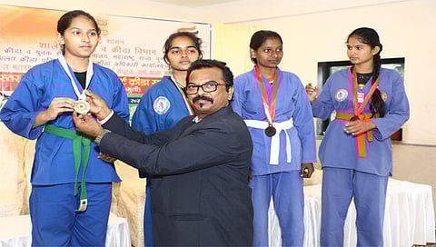 पिंपळनेर : राज्यस्तरीय सिकाई मार्शल आर्ट स्पर्धेत तनुष्का मराठेचा सत्कार करण्यात आला. (छाया: अंबादास बेनुस्कर)