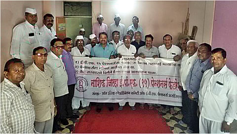 नाशिक : नाशिक जिल्हा पेन्शनर्स फेडरेशनच्या बैठकी प्रसंगी उपस्थित आपल्या मागण्यांचा फलक झळकविताना संघटनेचे पदाधिकारी.