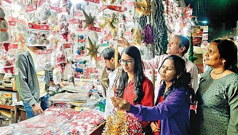 कोल्हापूर : नाताळसाठी बाजारपेठा सजल्या