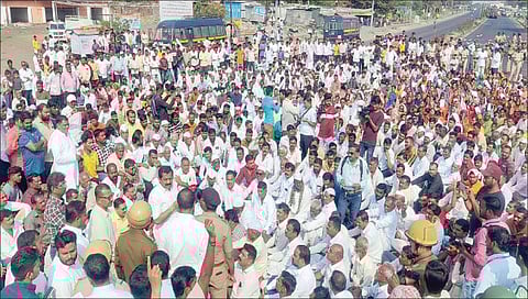 मालेगाव : बोरी-अंबेदरी बंदिस्त कालवा प्रकल्पाच्या समर्थनार्थ महामार्गावर झोडगेजवळ रास्ता रोको करताना माळमाथ्यावरील शेतकरी.