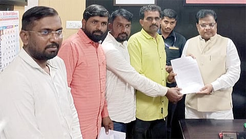 मालेगाव : बोरी अंबेदरी बंदिस्त कालवा प्रकल्पास विरोध करणार्या शेतकर्यांशी मंत्री तानाजी सावंत यांनी चर्चा करून लवकरच जलसंपदा मंत्री यांच्याबरोबर बैठक घेऊन तोडगा काढण्याचे आश्वासन दिले.