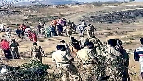 मालेगाव : बोरी अंबेदरी धरणात जलसमाधी घेण्याचा प्रयत्न करणार्या आंदोलक महिलांना रोखताना पोलिस कर्मचारी.