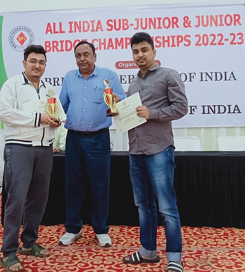 नाशिक : राष्ट्रीय ब्रीज स्पर्धेतील विजेत्या खेळाडूंनी चषक प्रदान करताना मान्यवर.