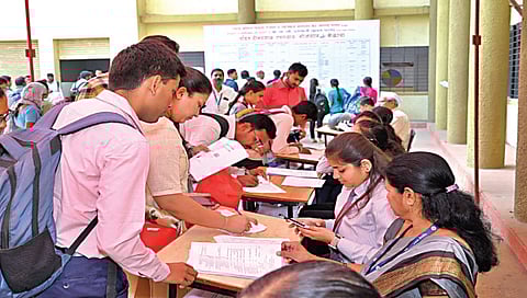नाशिक : सपट महाविद्यालयात आयोजित महारोजगार मेळाव्यात नोंदणी करताना उमेदवार.