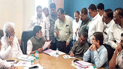 सिन्नर : माळेगाव औद्योगिक वसाहतीतील पायाभूत सुविधांबाबत उद्योगमंत्री उदय सामंत यांच्याशी चर्चा करताना सीमा संघटनेचे पदाधिकारी. समवेत पालकमंत्री दादा भुसे.