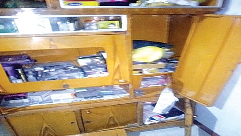 मिठसागरे : चोरट्यांनी अस्ताव्यस्त केलेले कपाटातील सामान.