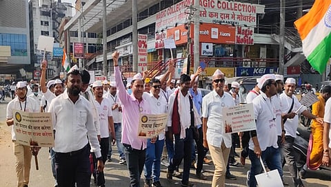 नागपूर : येथील पेन्शन संकल्प यात्रेत नाशिक व मालेगाव येथील शिक्षक नीलेश ठाकूर, आर. डी. निकम, सचिन देशमुख, गोपाल पवार, विजय बडे, सुभाष सोनवणे आदी.