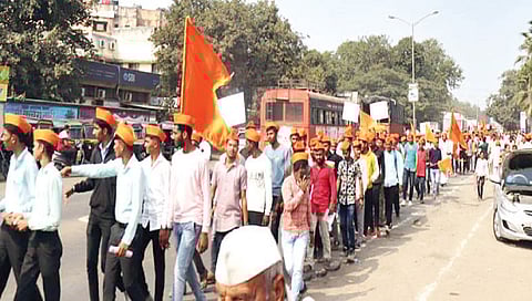 सिन्नर : शहरातून सकल हिंदू बांधवांनी आक्रोश मोर्चा काढून प्रांताधिकारी अर्चना पठारे, पोलिस निरीक्षक संतोष मुटकुळे यांना विविध मागण्यांचे निवेदन दिले.