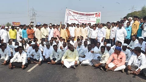 सोलापूर : सिद्धेश्वर साखर कारखान्याच्या वतीने सोलापूर-विजापूर महामार्गावर रास्ता रोको