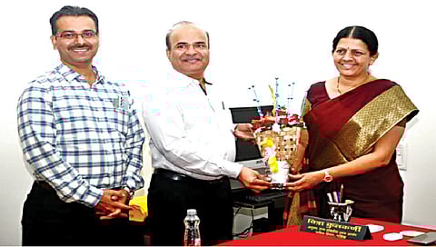 नाशिक : विभागीय राज्य हक्क आयोगाच्या आयुक्त चित्रा कुलकर्णी यांना शुभेच्छा देताना उपजिल्हाधिकारी भीमराज दराडे व गणेश मिसाळ.