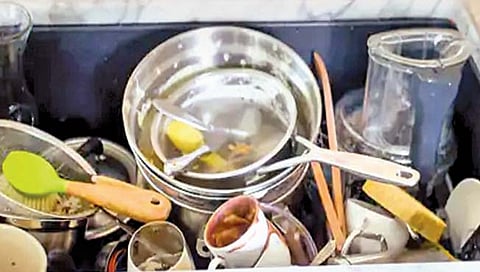 गृहिणींनो काळजी घ्या, खरकटी भांडी ठरतील जीवघेणी